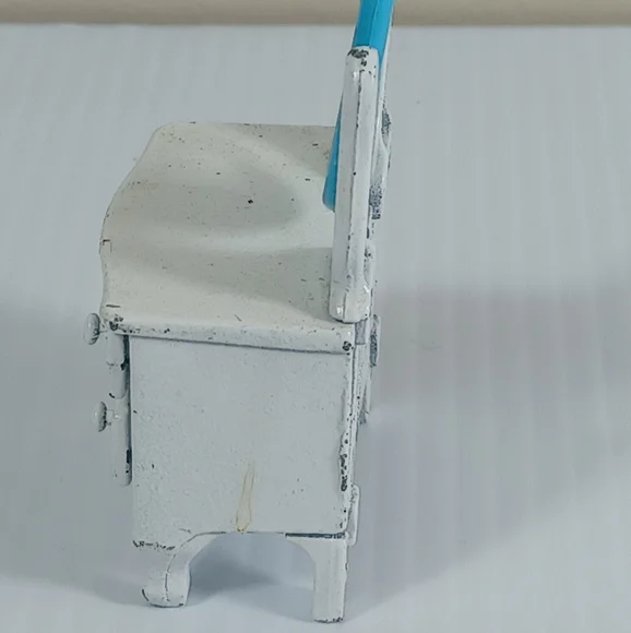 Vintage 1980 Dresser w/Mirror  high Mattel Doll House Furniture Hong Kong 3in - Picture 7 of 10